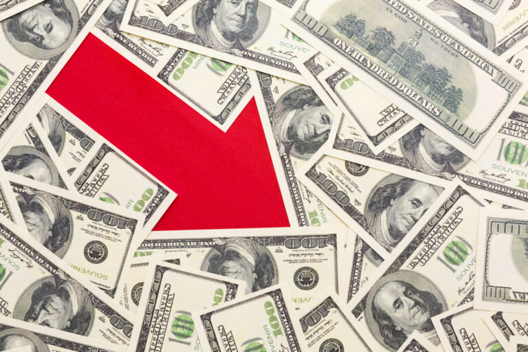 Top view arrow showing decrease with banknotes