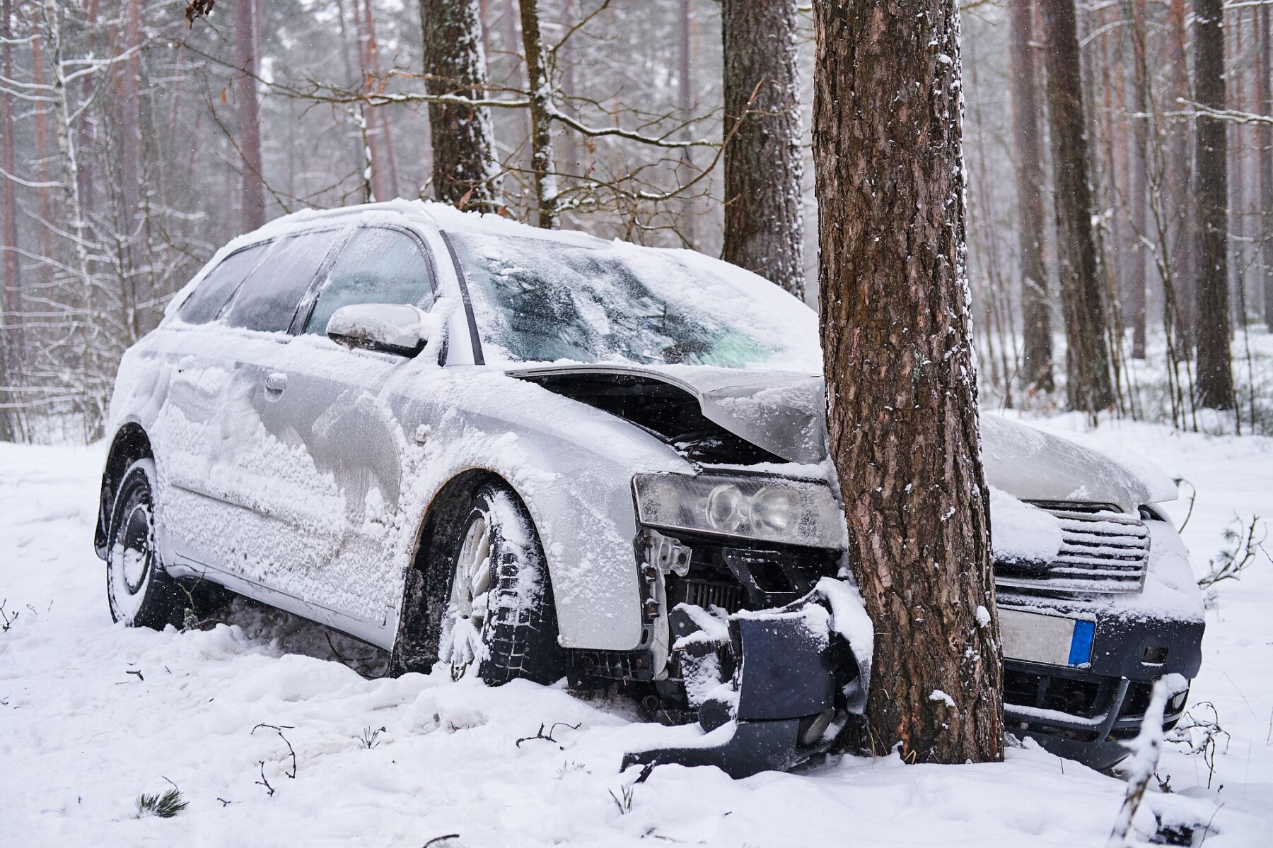 broken-car-crashes-into-tree-after-losing-control-slippery-road-snowy-forest-abandoned-car-after-accident