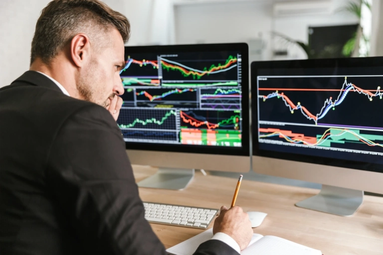 Photo Concentrated Businessman 30s Wearing Suit Sitting Table Office Working With Graphics Charts Computer