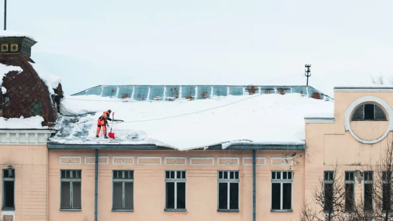 Shazovani snehu ze strechy foto zdroj ROOFIX